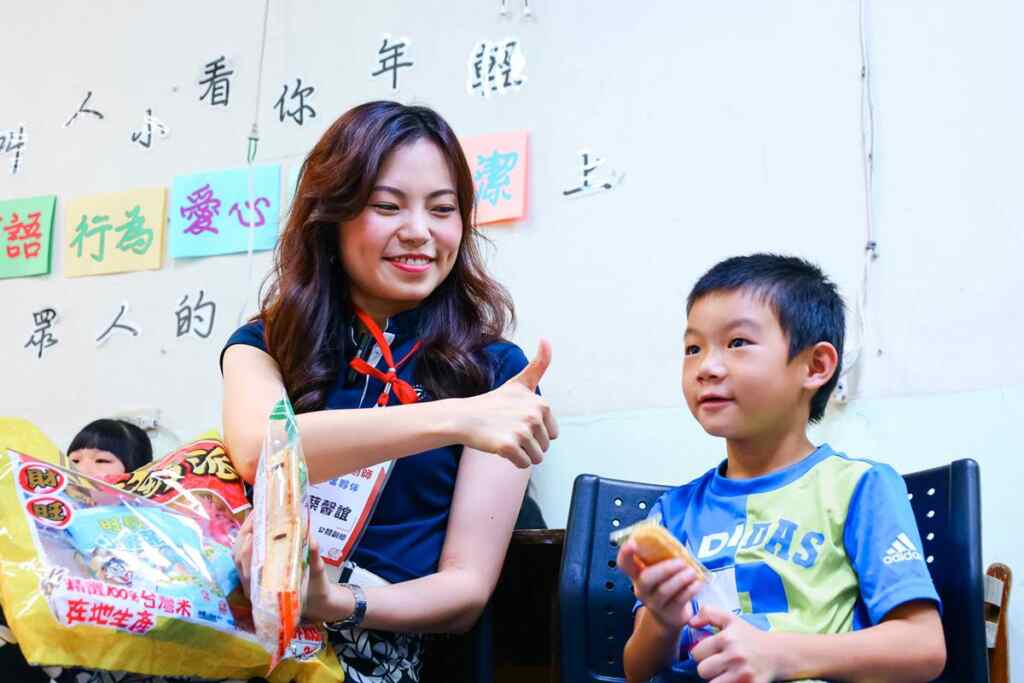 ▲膳馨創辦人兼闆娘的蔡馨誼與孩童互動。（膳馨餐飲集團提供）